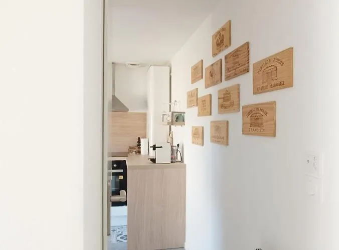 Immeuble Centre * Saint-Medard-de-Guizieres